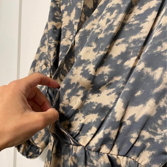 BNWT Collective concepts faux wrap dress grey print size m - Picture 3 of 3